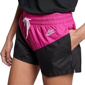 Womens Nike Two-tone shell shorts in Black and Pink XL